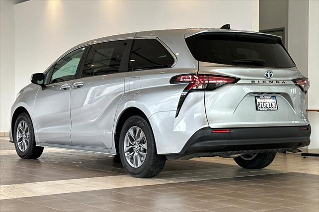 2022 toyota sienna le