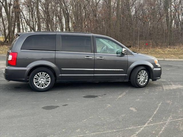 2016 chrysler town & country touring-l