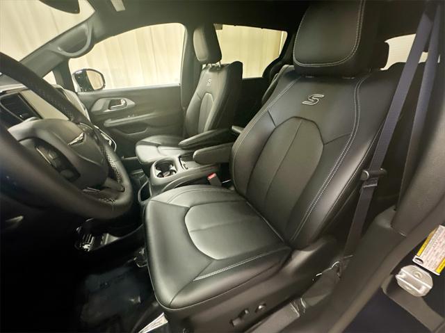 2024 chrysler pacifica hybrid s appearance pkg