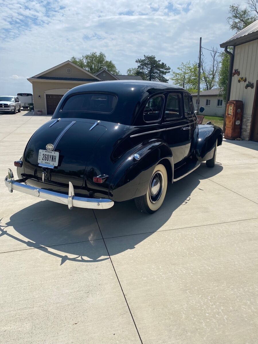 1940 pontiac silver streak sedan black sedan