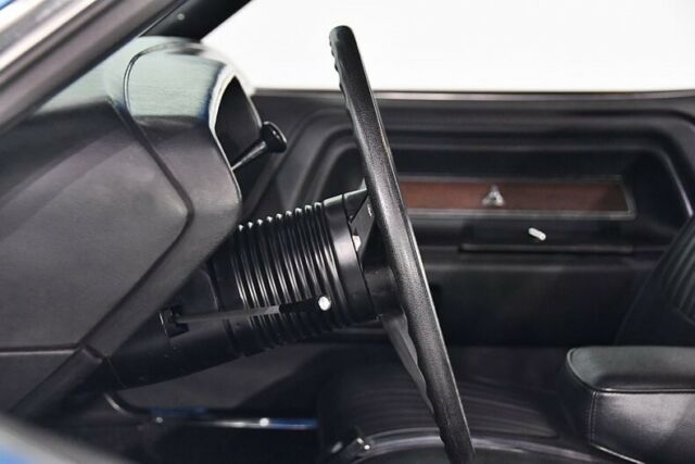 extraordinarily clean throughout, good looker!