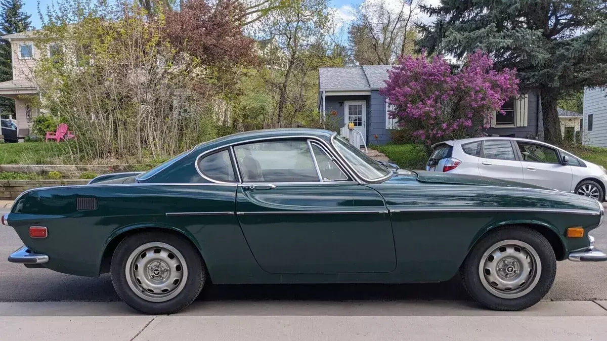 classic 1972 volvo p1800
