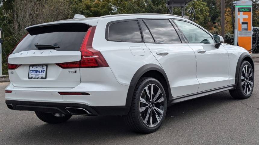 2022 volvo v60 cross country t5