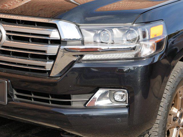 2021 toyota land cruiser base