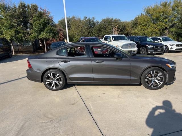 2024 volvo s60 b5 plus dark theme