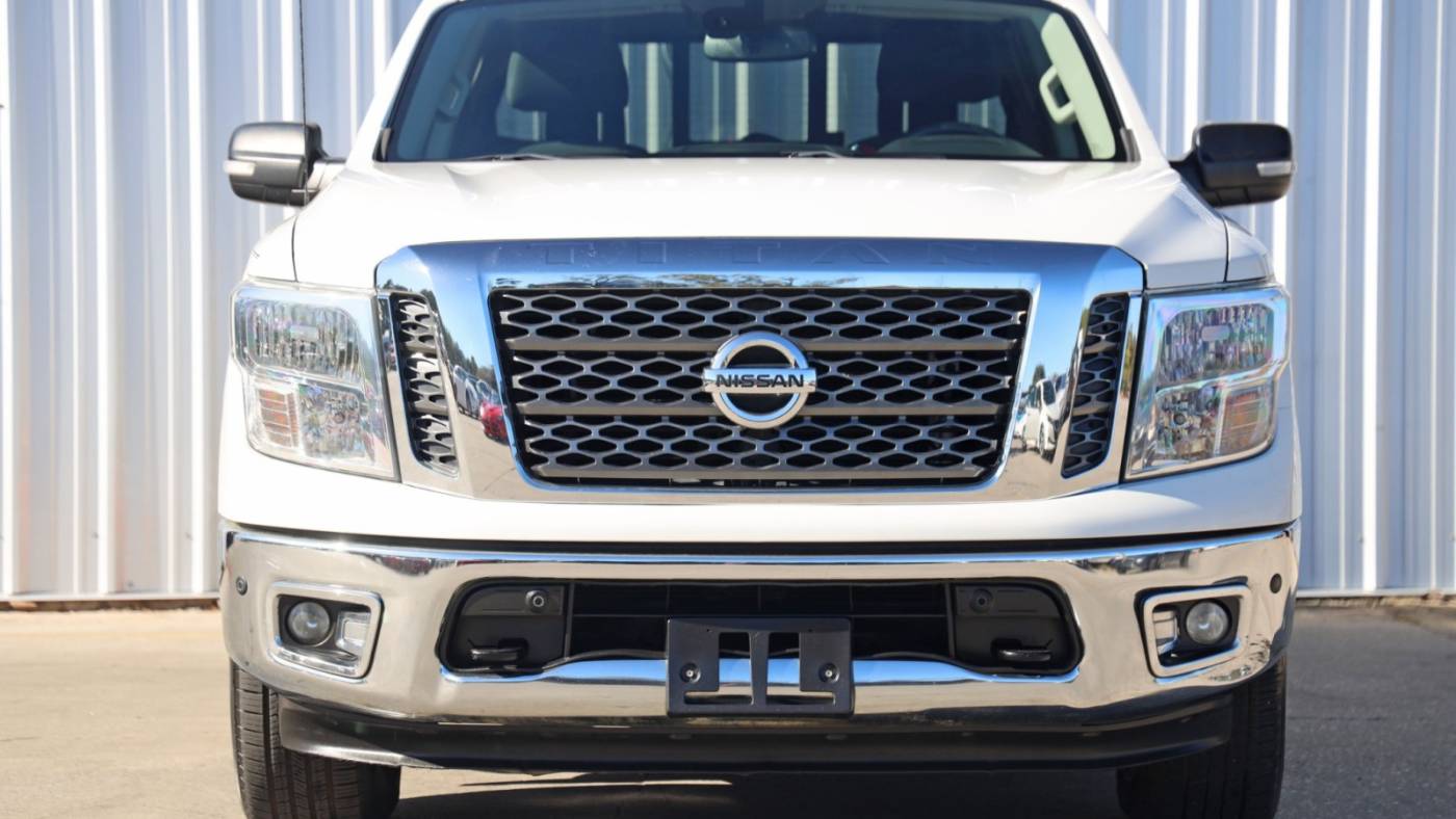 2017 nissan titan sv