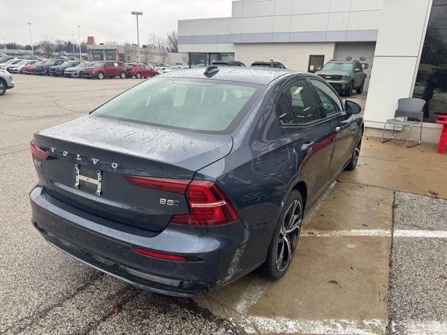 2024 volvo s60 b5 core dark theme