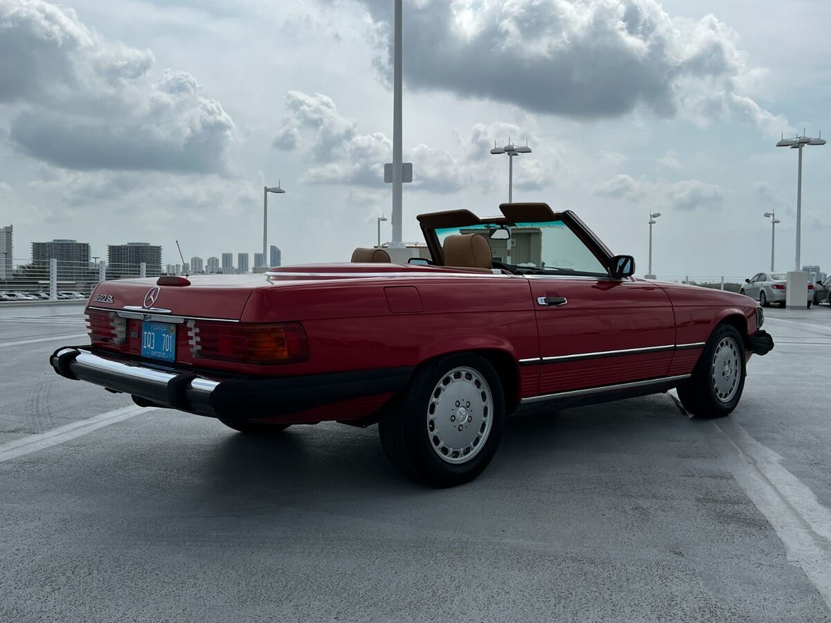 1988 mercedes-benz 560 sl. runs great. a true classic ready for fun in the sun
