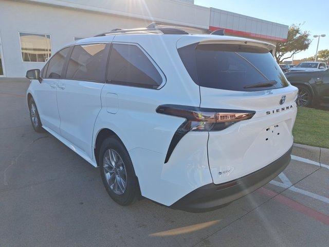 2025 toyota sienna le