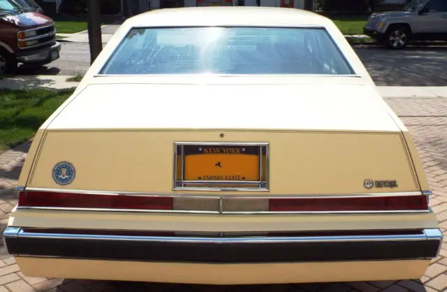 1982 chrysler imperial - low milage - near mint condition - moon/sun roof, +++
