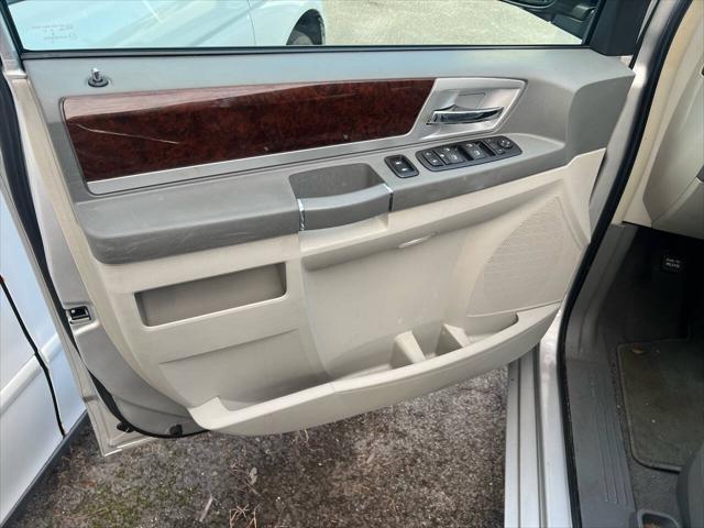 2010 chrysler town & country touring