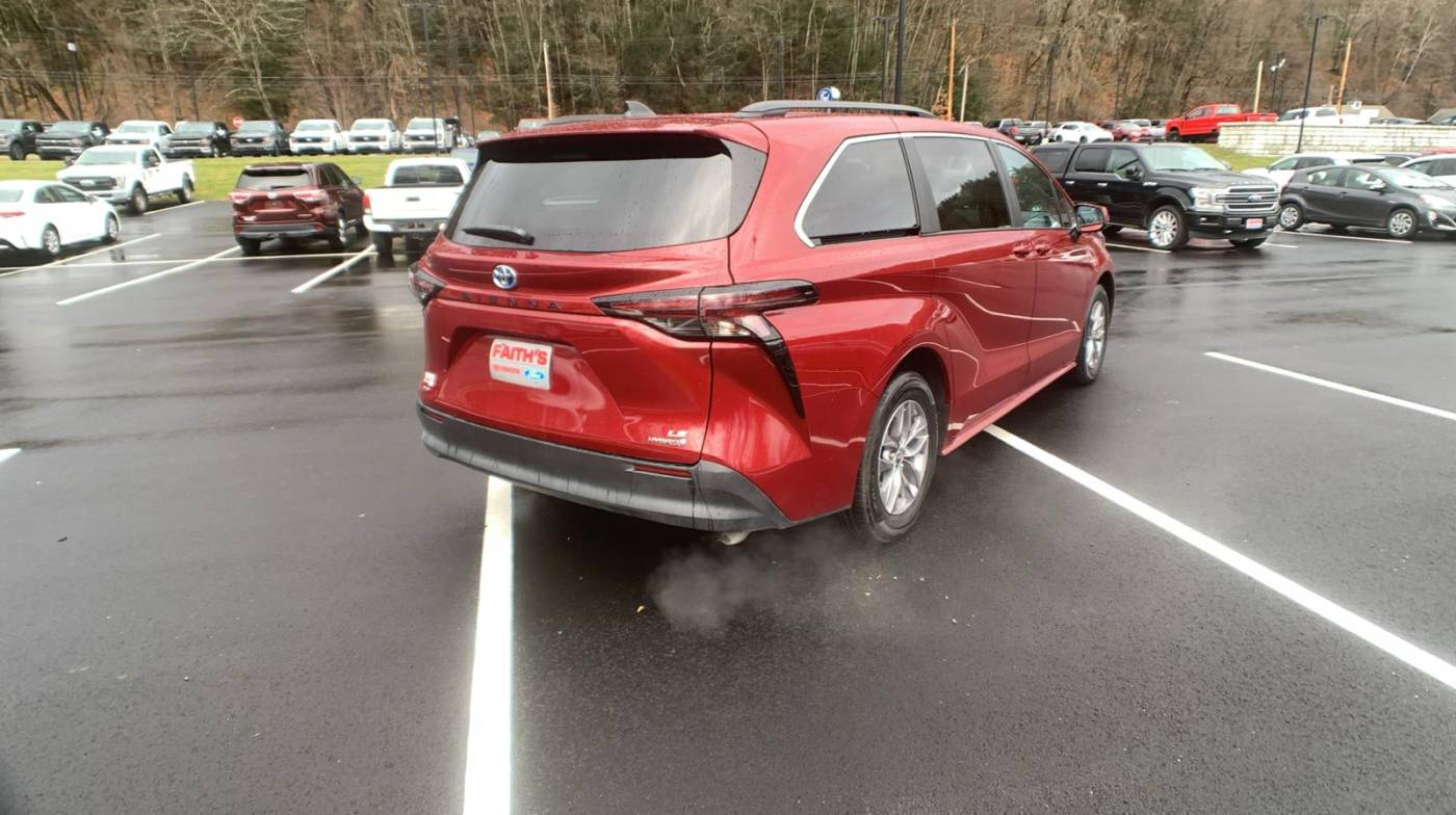 2024 toyota sienna le 8-passenger