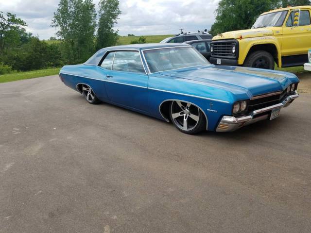 bagged 1970 chevrolet impala on 20's with air ride