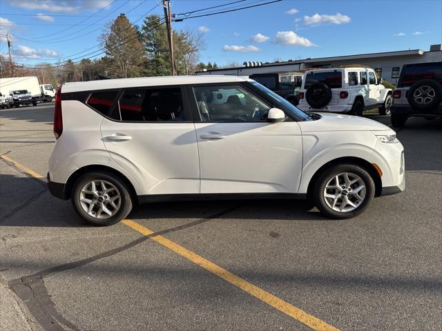 2022 kia soul lx