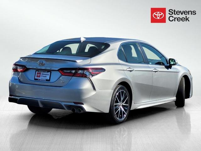 2022 toyota camry se
