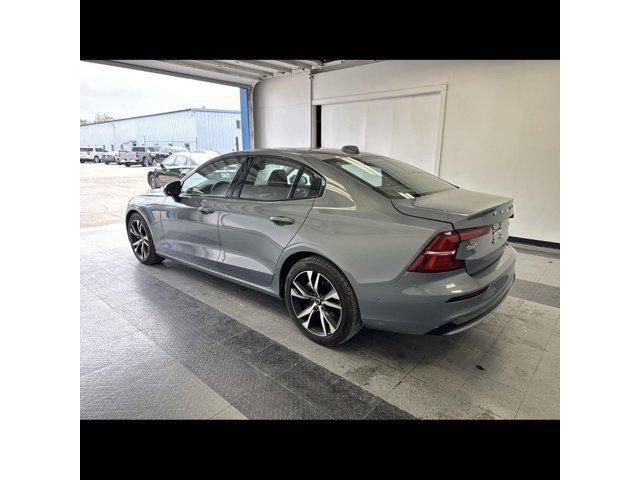 2024 volvo s60 b5 plus dark theme