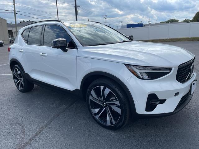 2023 volvo xc40 b5 plus dark theme