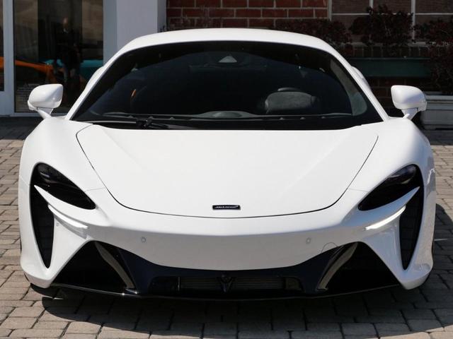2023 mclaren artura base