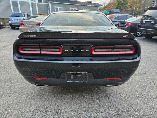 2022 dodge challenger sxt