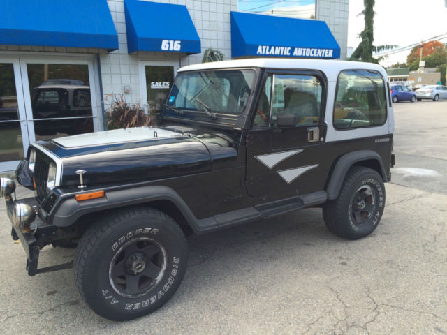 1993 jeep wrangler 4x4 4.0 liter 6 cylinder 5 speed black / silver