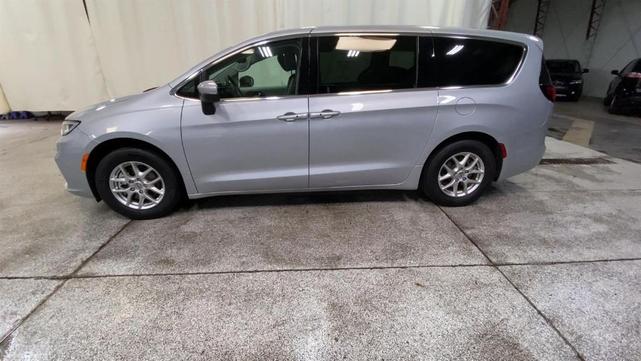 2023 chrysler pacifica touring-l