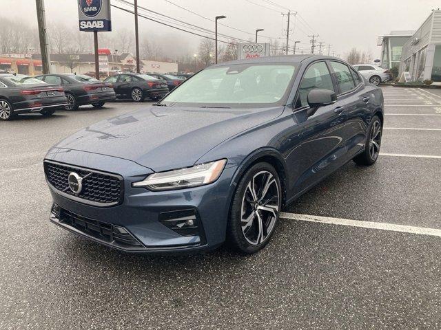 2024 volvo s60 plus dark theme