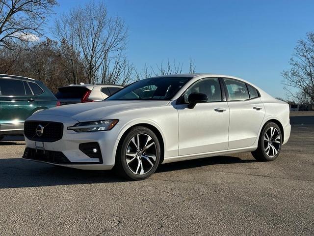 2024 volvo s60 b5 core dark theme