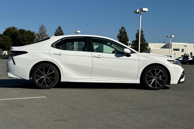 2021 toyota camry se
