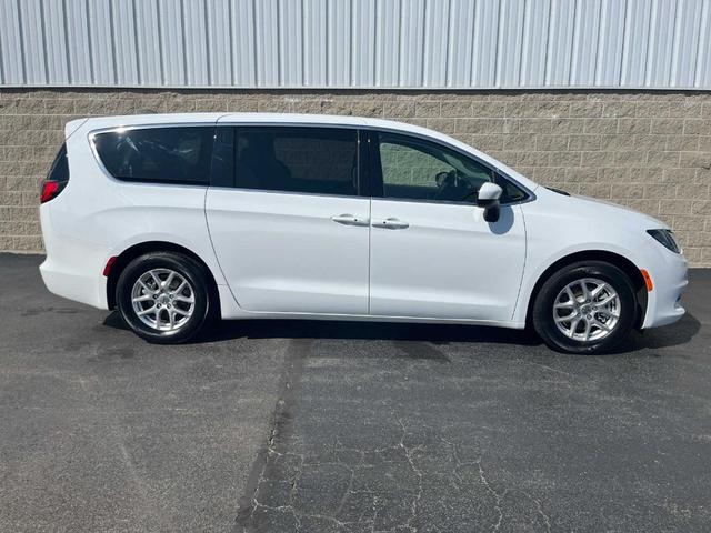 2022 chrysler voyager lx