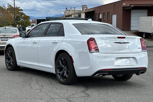 2023 chrysler 300 touring