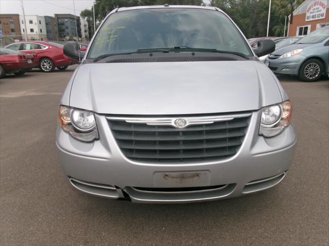 2007 chrysler town & country base