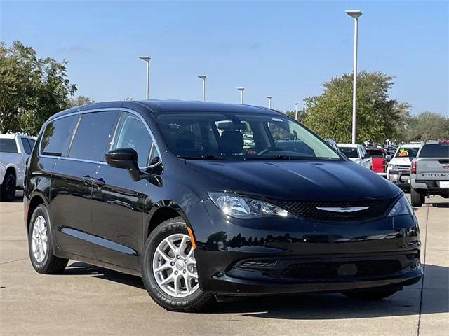 2022 chrysler voyager lx