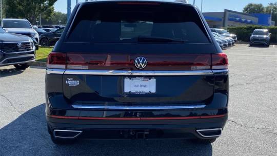 2024 Volkswagen Atlas door 2