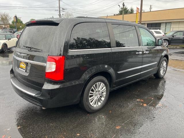 2013 chrysler town & country touring-l