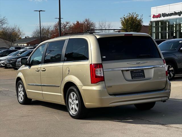 2011 chrysler town & country touring
