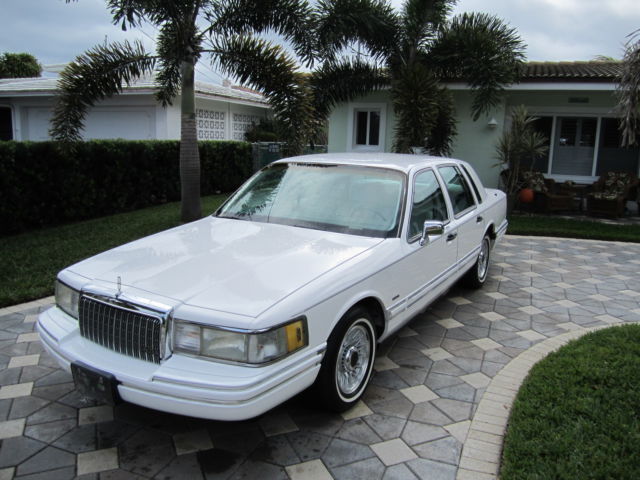 1994 lincoln town car executive sedan 4-door 4.6l