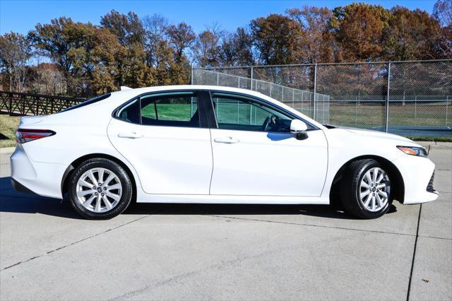 2019 toyota camry le