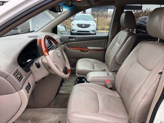 2009 toyota sienna in farmington, michigan