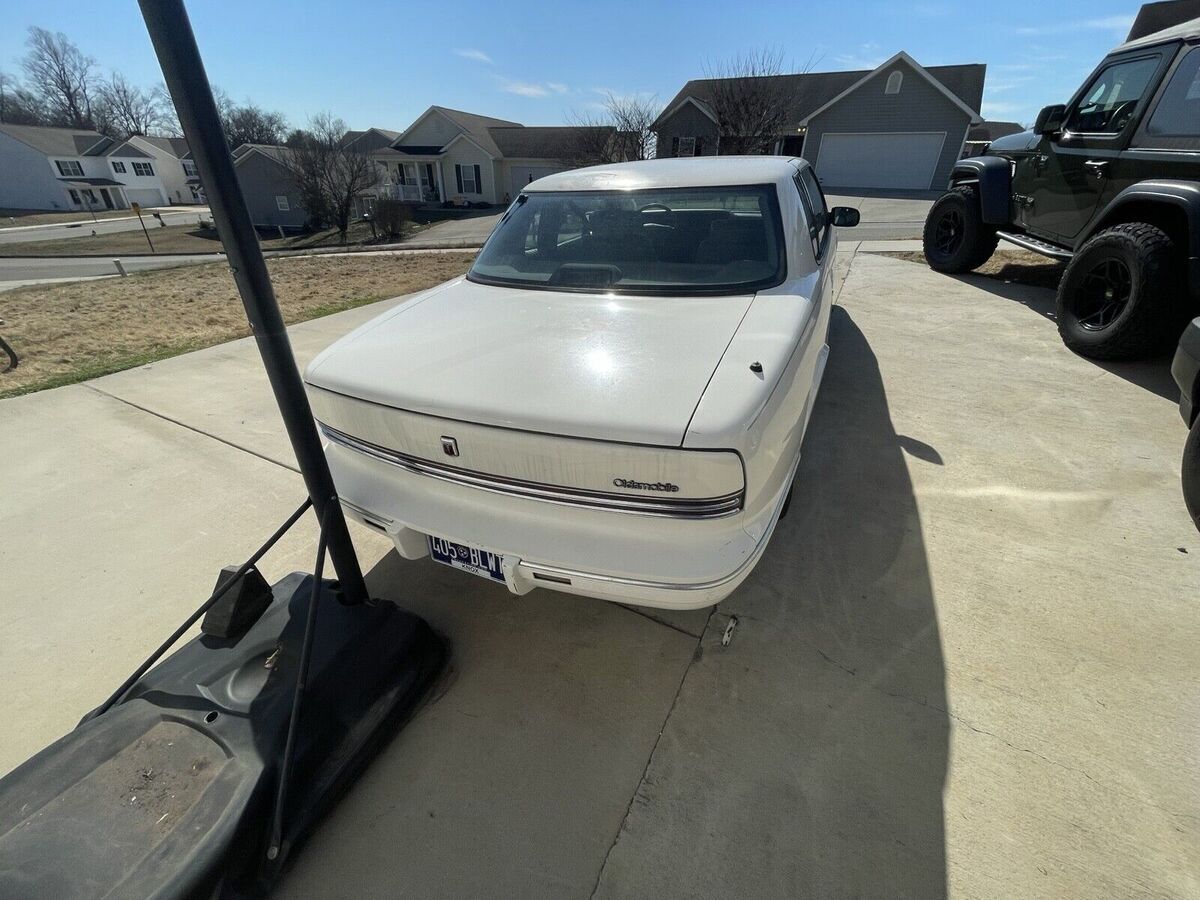 1992 oldsmobile toronado white
