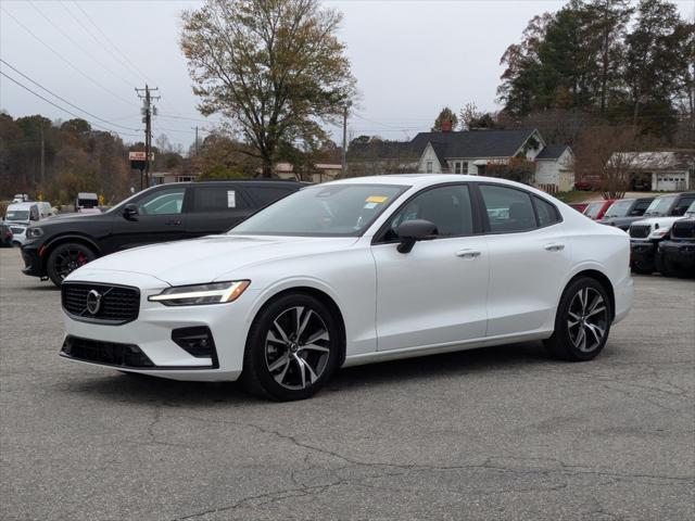 2024 volvo s60 plus dark theme