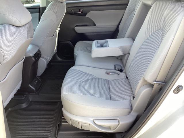 2022 toyota highlander le