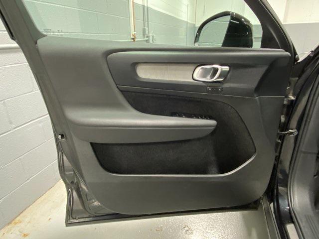2024 volvo xc40 b5 plus dark theme