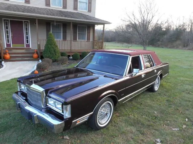 1988 lincoln town car with only 5,710 original miles like new condition w/mnrf