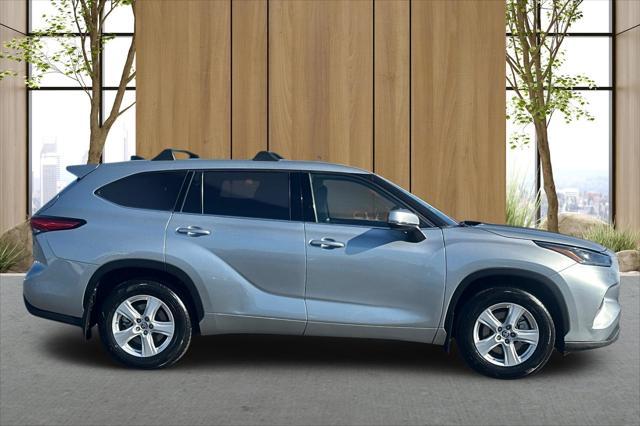 2022 toyota highlander le
