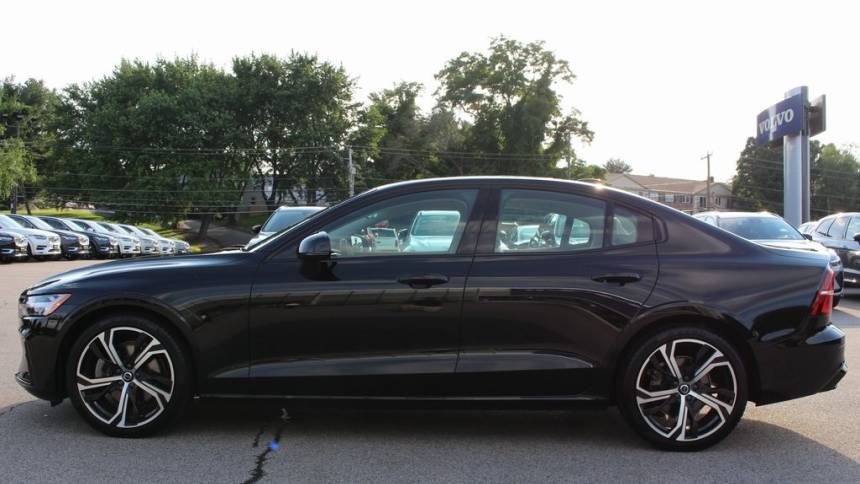 2023 volvo s60 b5 plus dark theme