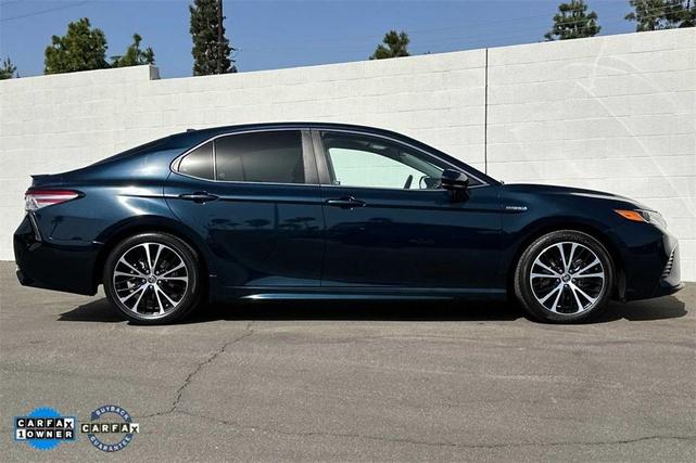2020 toyota camry hybrid se