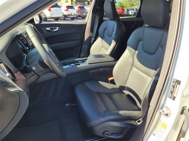 2024 volvo xc60 b5 plus dark theme