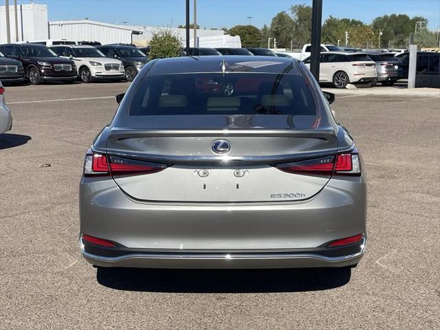 2021 lexus es 300h base