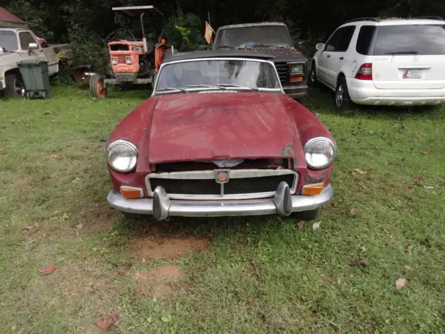 nice 1973 mgb that needs restoring