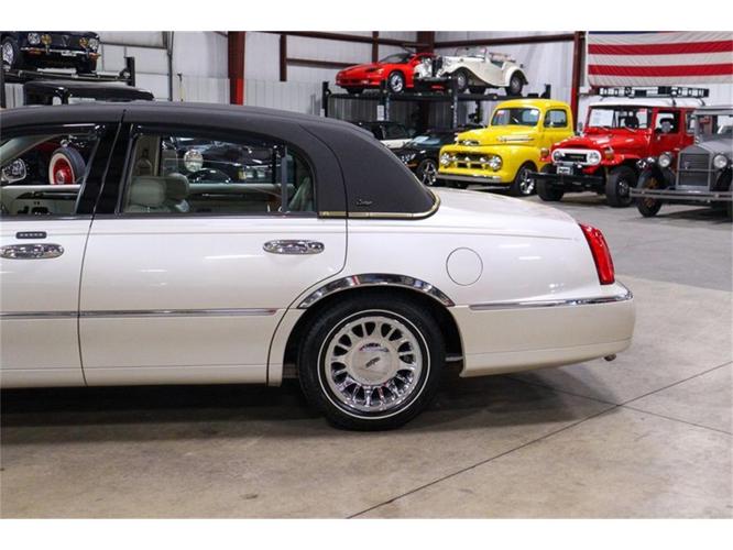 2001 lincoln town car in kentwood, michigan